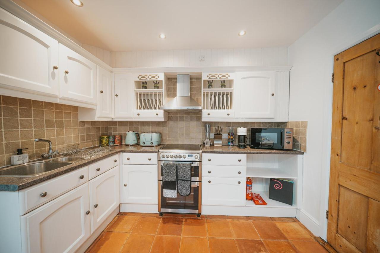 Cotswolds- Homely 2 Bed House With Garden, Wifi - Esho Stays 赛伦塞斯特 外观 照片