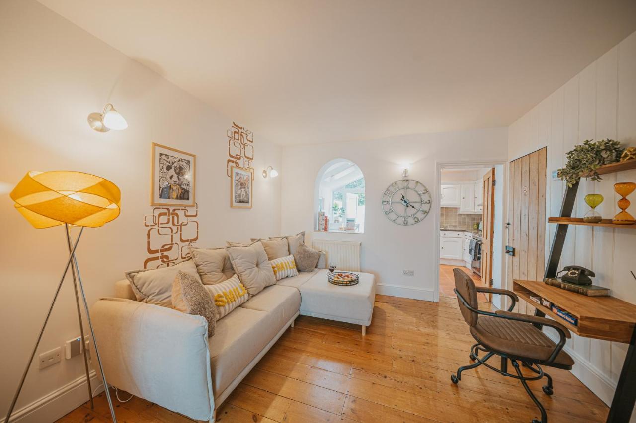 Cotswolds- Homely 2 Bed House With Garden, Wifi - Esho Stays 赛伦塞斯特 外观 照片